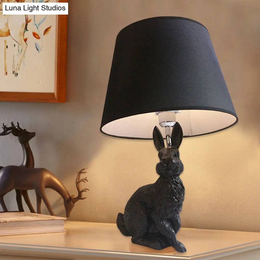 Lámpara de escritorio de resina negra con forma de conejo y pantalla cónica - Iluminación decorativa para estudio