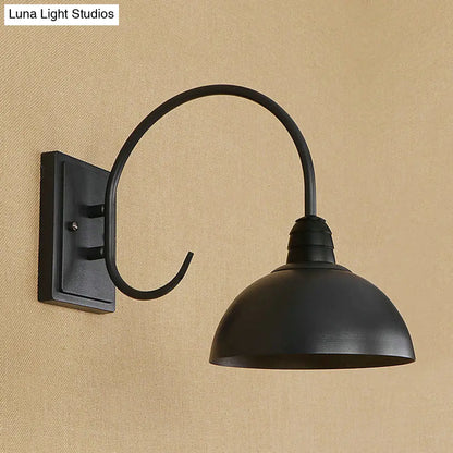 Aplique de pared retro negro DecorBites™ con pantalla metálica abovedada y brazo curvo
