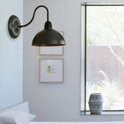 Aplique de pared retro negro DecorBites™ con pantalla metálica abovedada y brazo curvo