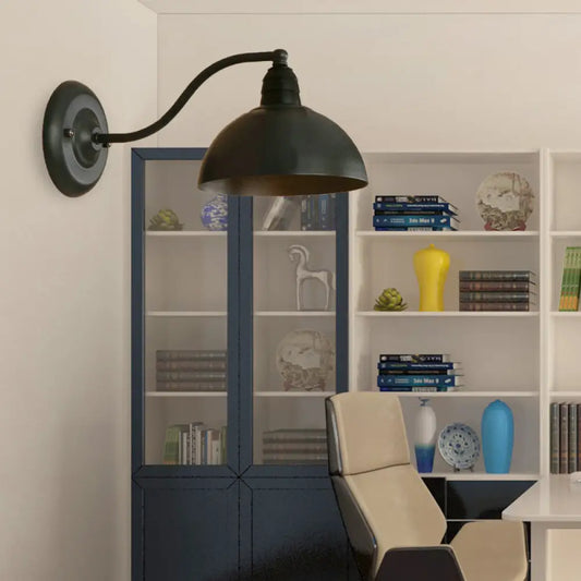 Aplique de pared retro negro DecorBites™ con pantalla metálica abovedada y brazo curvo