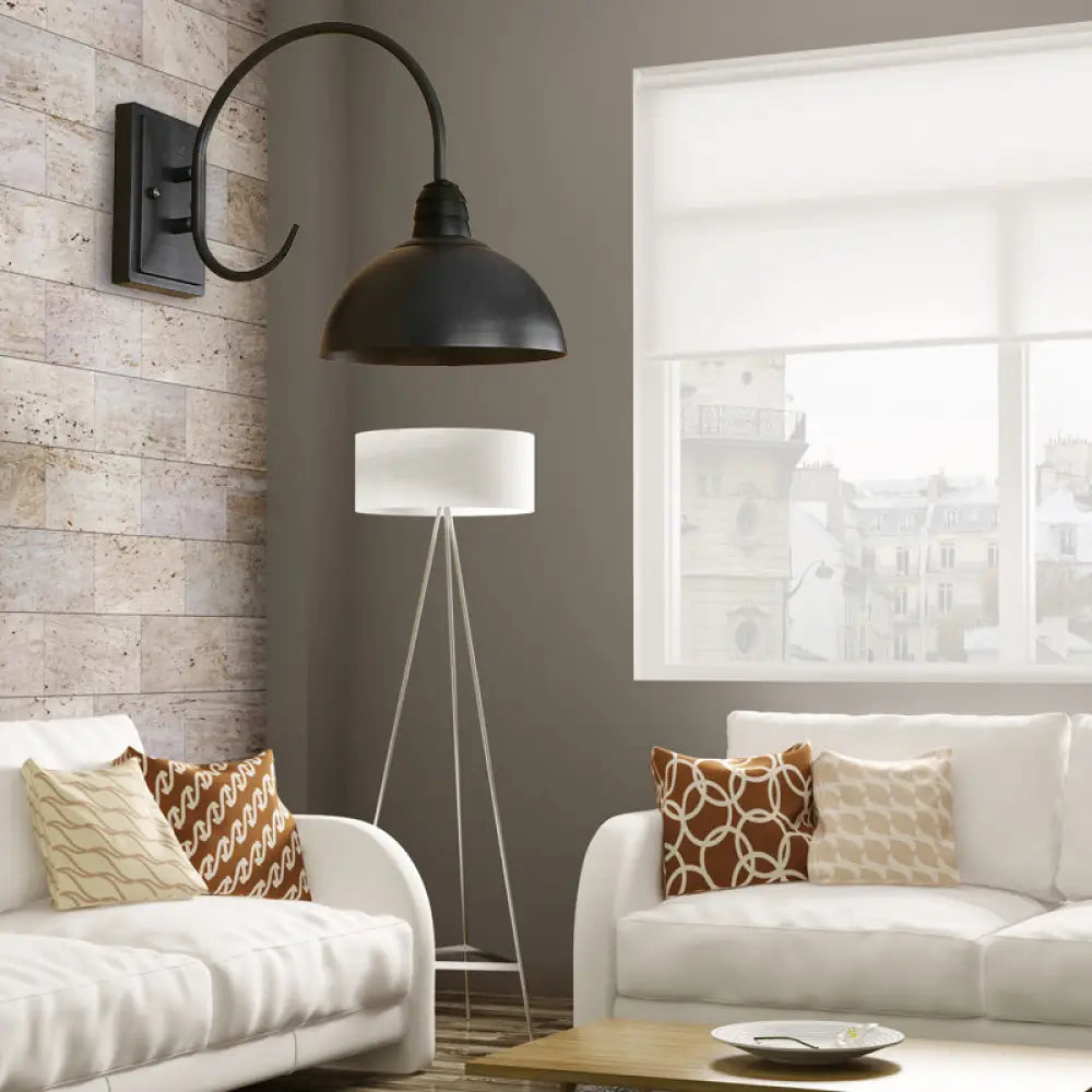 Aplique de pared retro negro DecorBites™ con pantalla metálica abovedada y brazo curvo