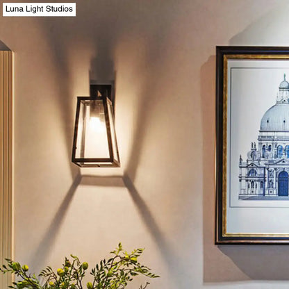 مصباح حائط زجاجي أسود من DecorBites™: البساطة في وحدة إضاءة واحدة للمطعم