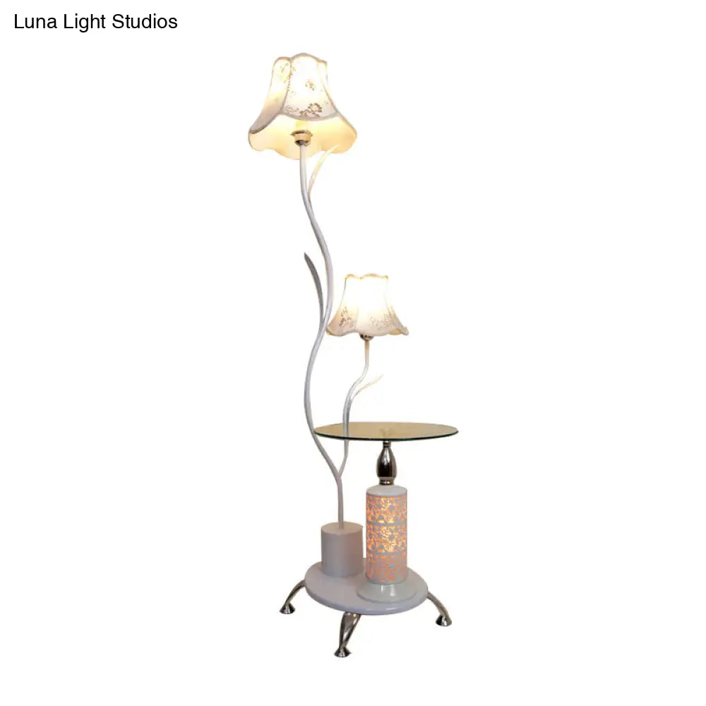 Lámpara de pie de hierro blanco y negro con pantalla floral - Lámpara de pie estilo rústico (2 bombillas)