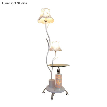 Lámpara de pie de hierro blanco y negro con pantalla floral - Lámpara de pie estilo rústico (2 bombillas)