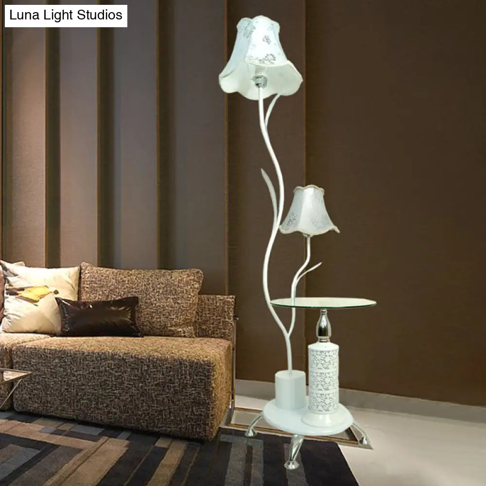 Lámpara de pie de hierro blanco y negro con pantalla floral - Lámpara de pie estilo rústico (2 bombillas)