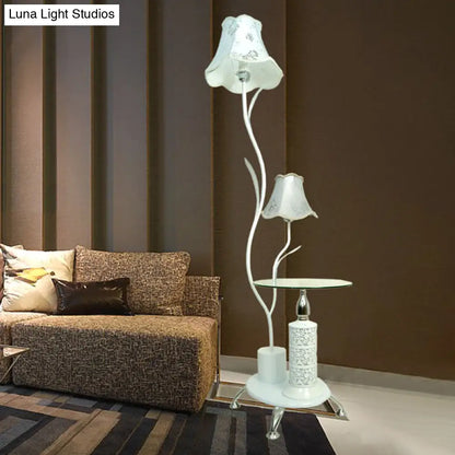 Lámpara de pie de hierro blanco y negro con pantalla floral - Lámpara de pie estilo rústico (2 bombillas)