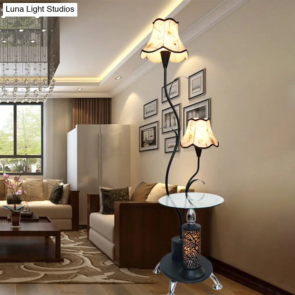 Lámpara de pie de hierro blanco y negro con pantalla floral - Lámpara de pie estilo rústico (2 bombillas)
