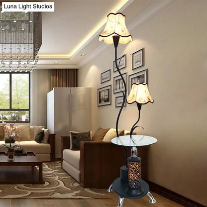 Lámpara de pie de hierro blanco y negro con pantalla floral - Lámpara de pie estilo rústico (2 bombillas)