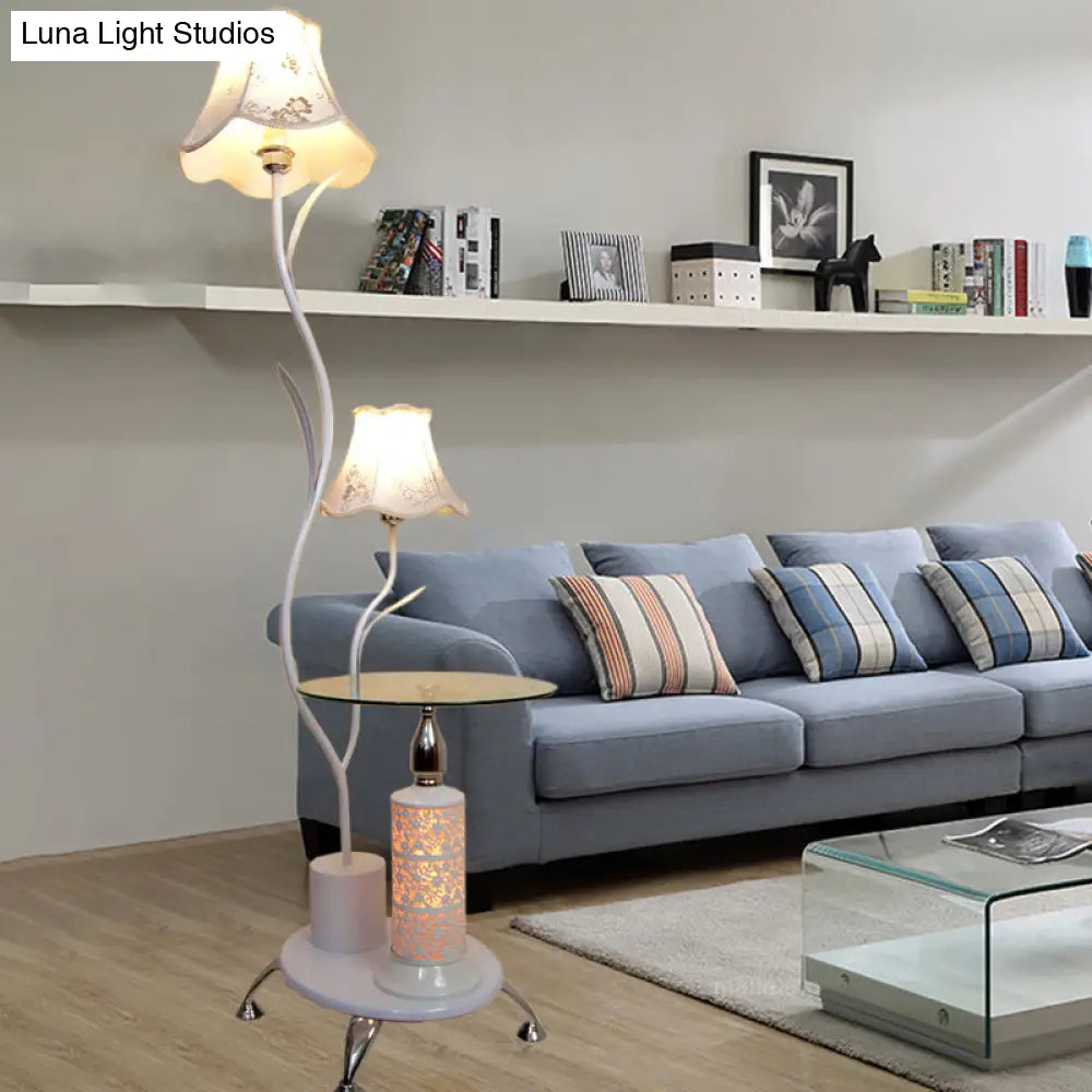 Lámpara de pie de hierro blanco y negro con pantalla floral - Lámpara de pie estilo rústico (2 bombillas)