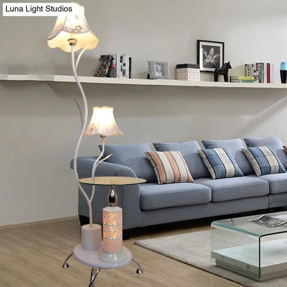 Lámpara de pie de hierro blanco y negro con pantalla floral - Lámpara de pie estilo rústico (2 bombillas)