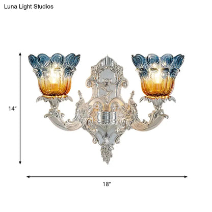 Aplique Blossom: Clásico cristal acanalado azul y amarillo, 2 luces, iluminación de pared plateada