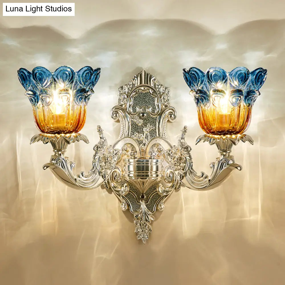 Aplique Blossom: Clásico cristal acanalado azul y amarillo, 2 luces, iluminación de pared plateada