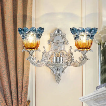 Aplique Blossom: Clásico cristal acanalado azul y amarillo, 2 luces, iluminación de pared plateada