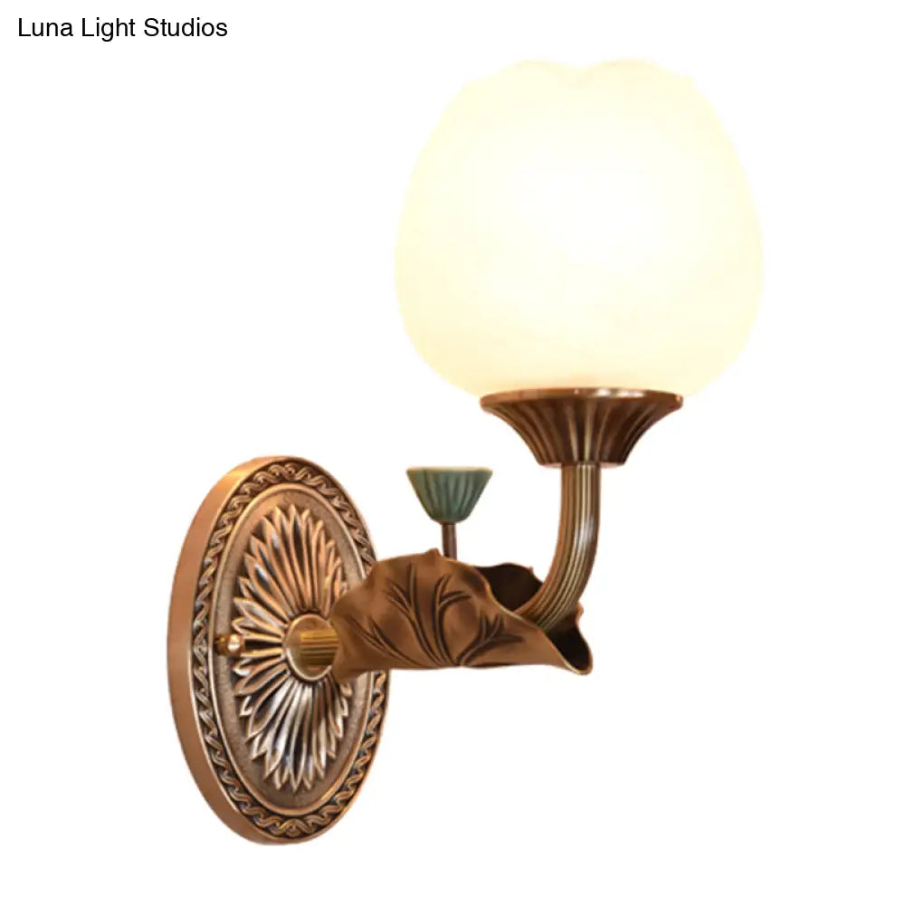 Aplique de pared Blossom Sconce con acabado en bronce aceitado y pantalla de cristal opalino para iluminación de salón