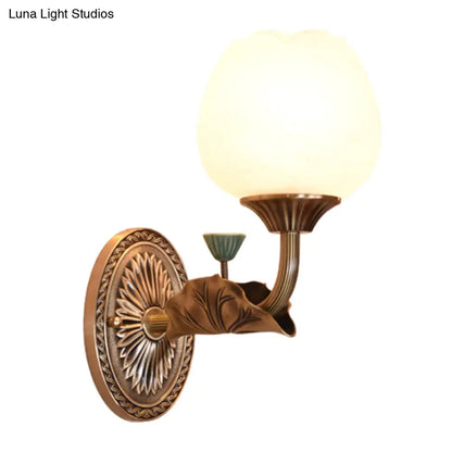 Aplique de pared Blossom Sconce con acabado en bronce aceitado y pantalla de cristal opalino para iluminación de salón