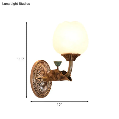 Aplique de pared Blossom Sconce con acabado en bronce aceitado y pantalla de cristal opalino para iluminación de salón