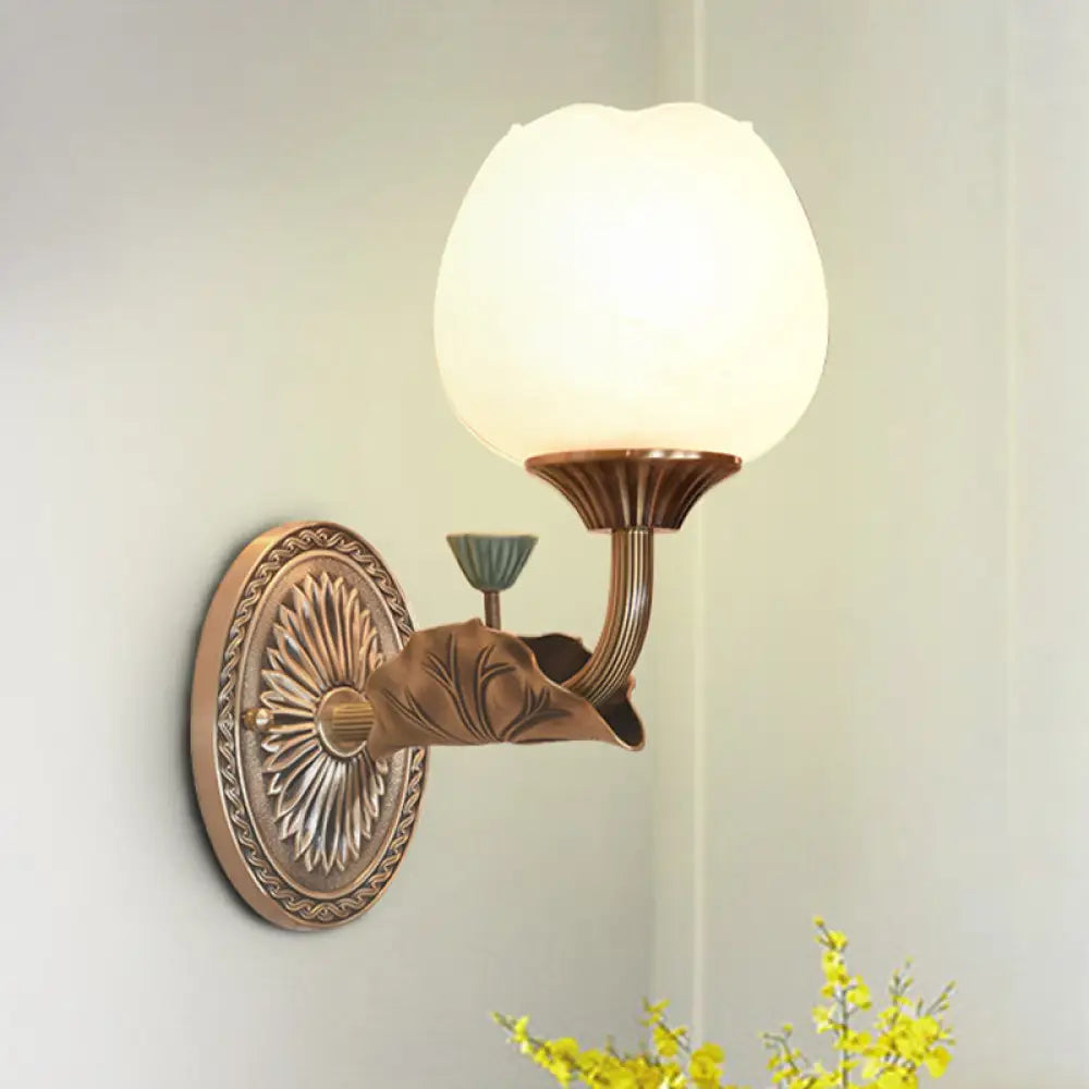 Aplique de pared Blossom Sconce con acabado en bronce aceitado y pantalla de cristal opalino para iluminación de salón