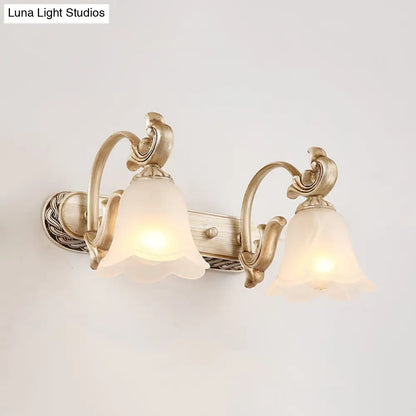 Lámpara de pared Blossom Vanity Lighting - Aplique de pared de latón y cristal color crema con brazo curvo