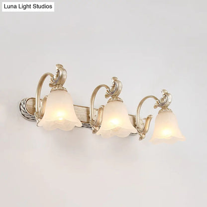 Lámpara de pared Blossom Vanity Lighting - Aplique de pared de latón y cristal color crema con brazo curvo