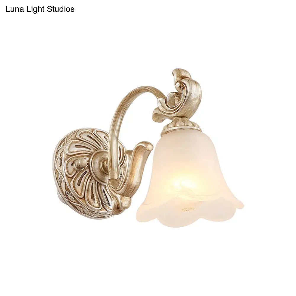 Lámpara de pared Blossom Vanity Lighting - Aplique de pared de latón y cristal color crema con brazo curvo