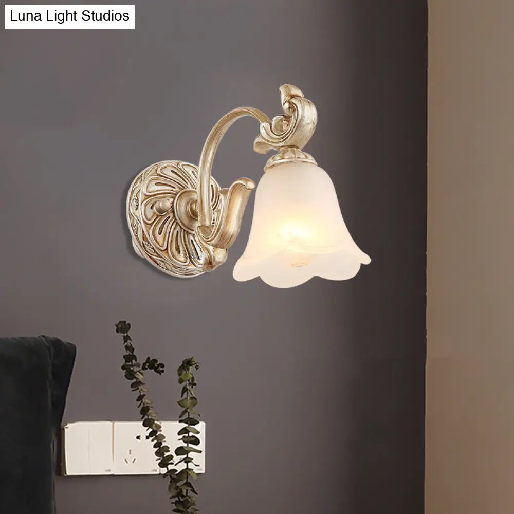 Lámpara de pared Blossom Vanity Lighting - Aplique de pared de latón y cristal color crema con brazo curvo