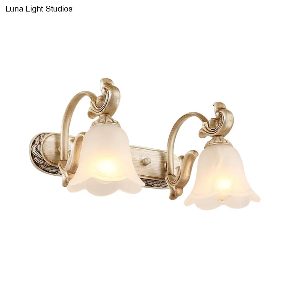 Lámpara de pared Blossom Vanity Lighting - Aplique de pared de latón y cristal color crema con brazo curvo