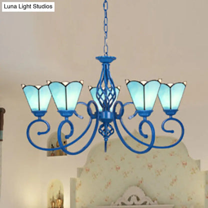 Lámpara de araña de vidrieras azules y blancas con brazo curvo y cadena metálica