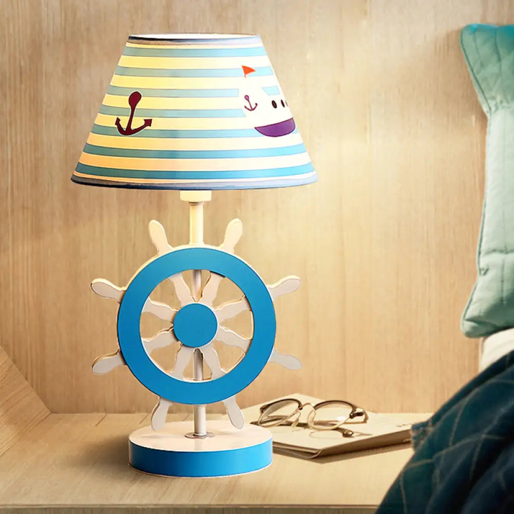 Lámpara de estudio cónica de tela azul para niños con base de timón para dormitorio - Luz de lectura ideal (1 bombilla)