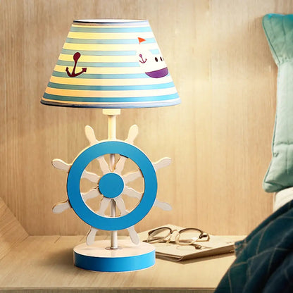 Lámpara de estudio cónica de tela azul para niños con base de timón para dormitorio - Luz de lectura ideal (1 bombilla)