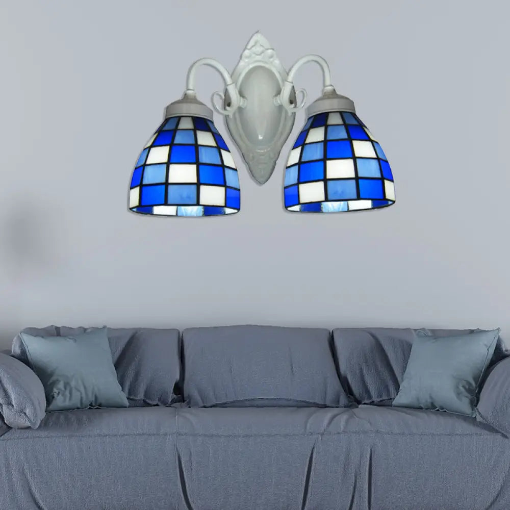 Aplique de pared con cúpula de mosaico de vidrio azul - Lámpara de pared para baño de 2 luces con acabado blanco