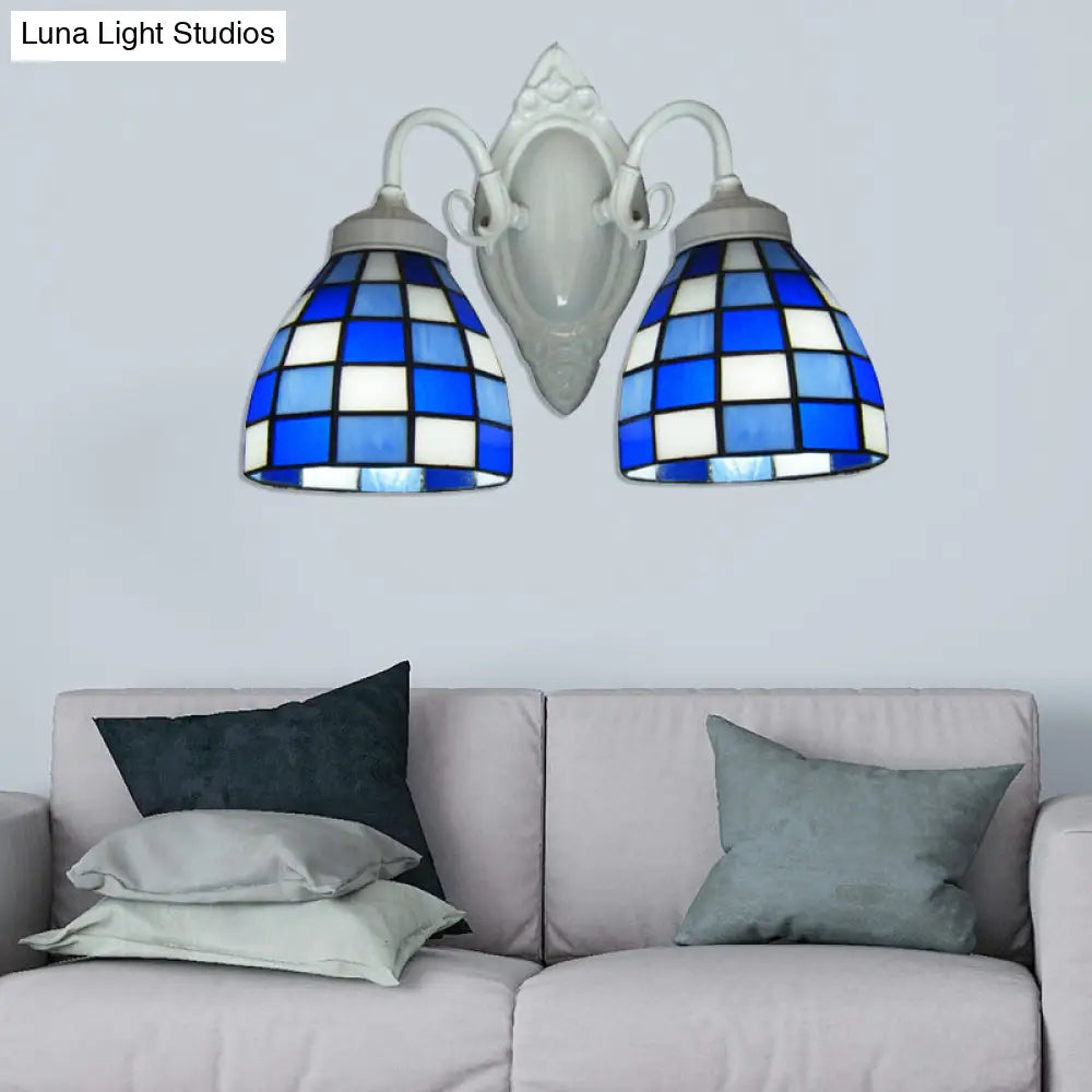 Aplique de pared con cúpula de mosaico de vidrio azul - Lámpara de pared para baño de 2 luces con acabado blanco