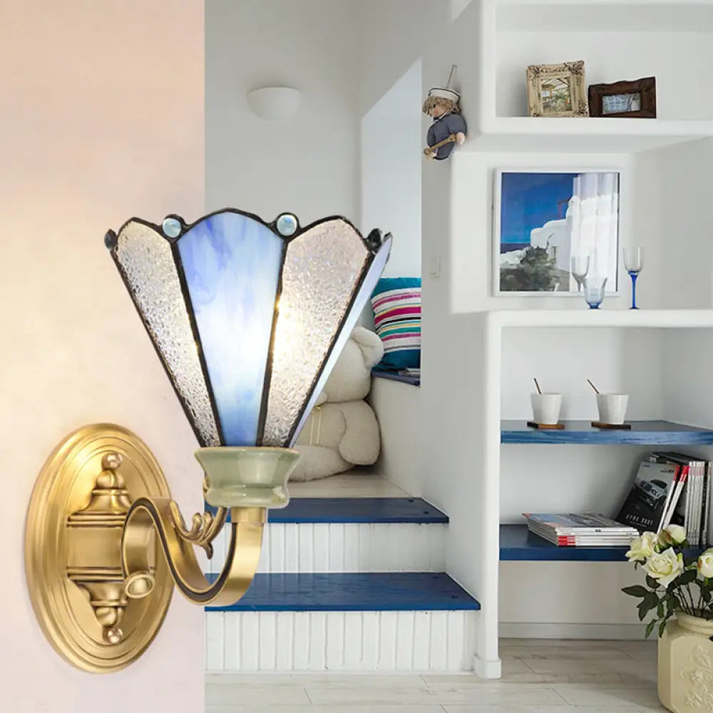 Aplique de pared estilo Tiffany de cristal azul con acabado dorado, ideal para iluminación de pasillos.