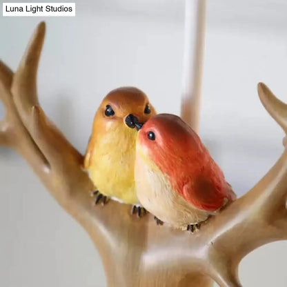 Lámpara de escritorio Blue Grass: Lámpara rústica de resina para dormitorio infantil - Diseño de pájaros y árboles - Lámpara de escritorio de 1 bombilla