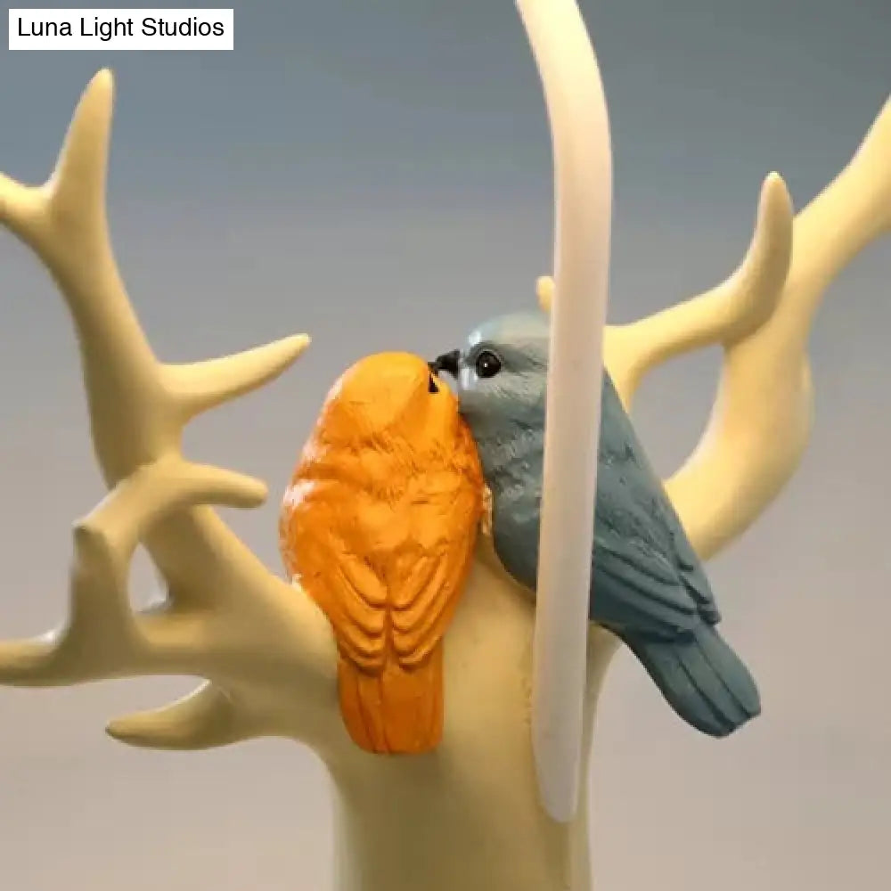 Lámpara de escritorio Blue Grass: Lámpara rústica de resina para dormitorio infantil - Diseño de pájaros y árboles - Lámpara de escritorio de 1 bombilla