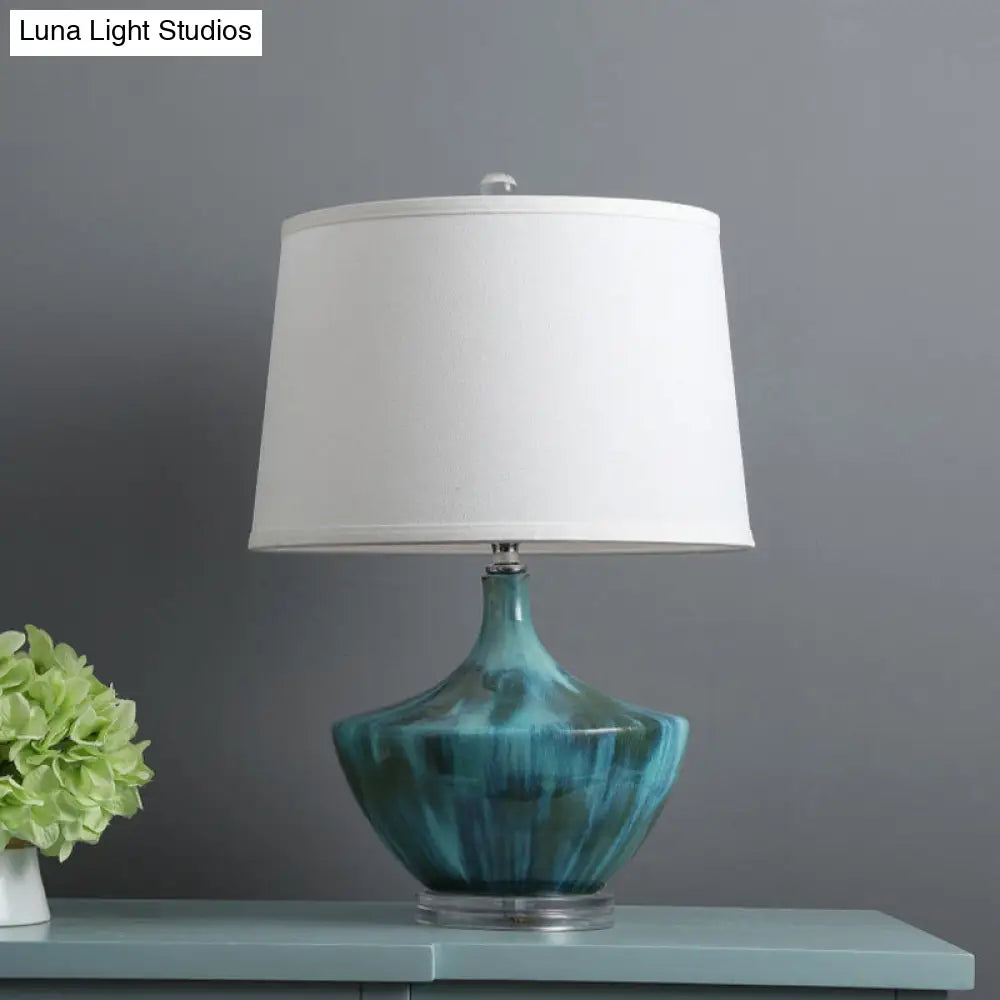 Lámpara de noche nórdica azul con forma de tambor, fabricada en tela y con base de cerámica - 1 luz