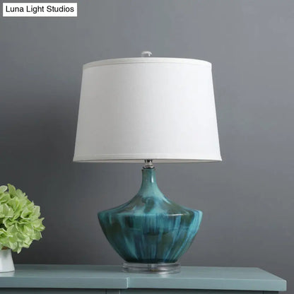 Lámpara de noche nórdica azul con forma de tambor, fabricada en tela y con base de cerámica - 1 luz