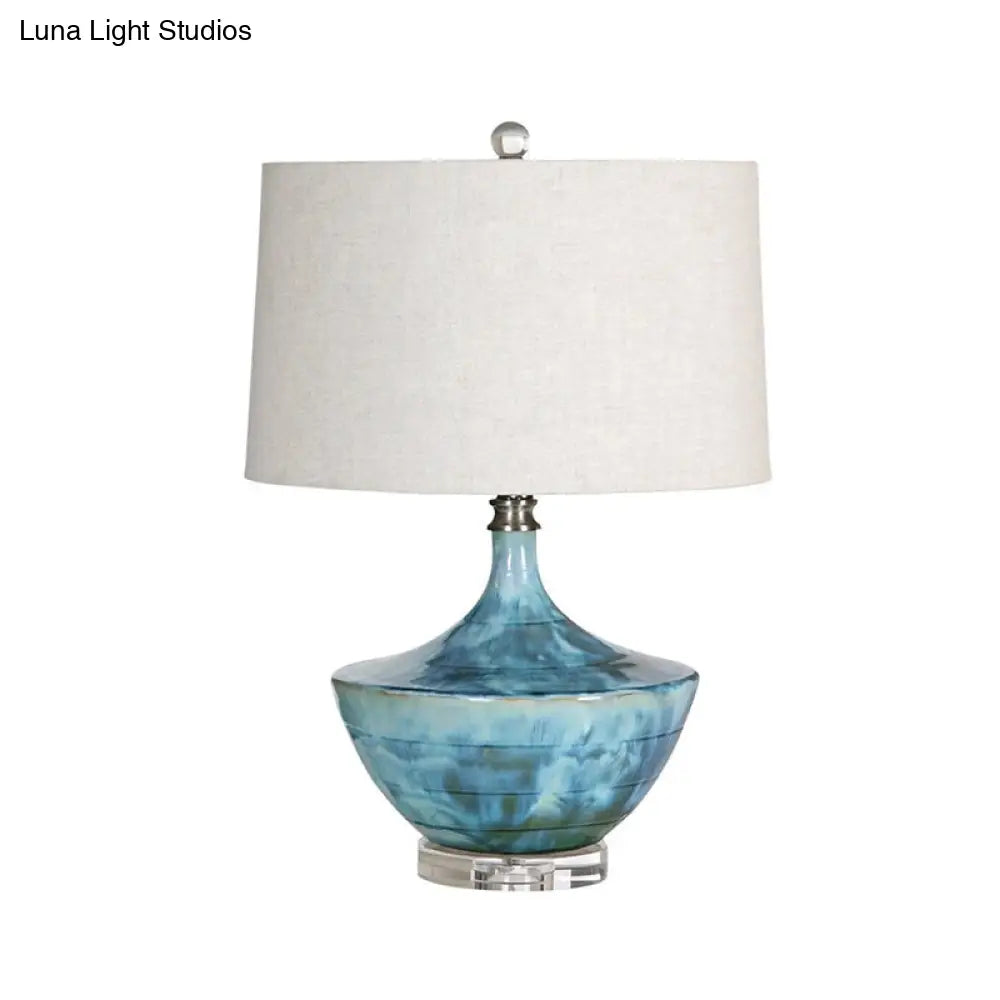 Lámpara de noche nórdica azul con forma de tambor, fabricada en tela y con base de cerámica - 1 luz