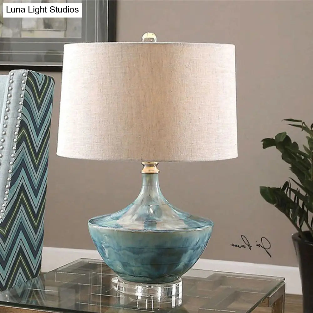 Lámpara de noche nórdica azul con forma de tambor, fabricada en tela y con base de cerámica - 1 luz