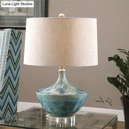 Lámpara de noche nórdica azul con forma de tambor, fabricada en tela y con base de cerámica - 1 luz