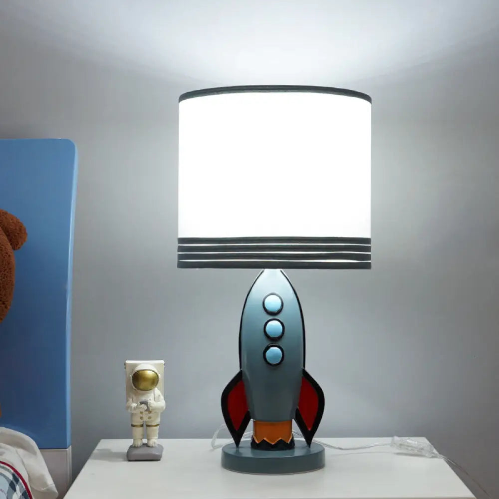 Lámpara de mesa infantil Blue Rocket con pantalla cilíndrica para habitación infantil - Lámpara de mesa de resina