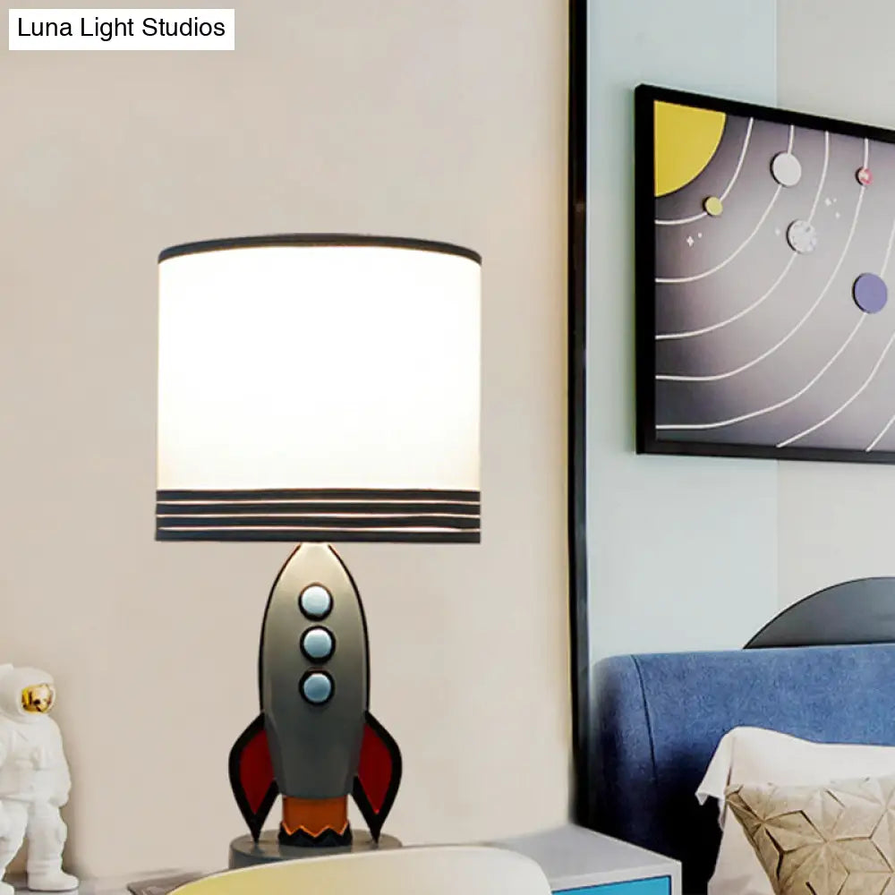 Lámpara de mesa infantil Blue Rocket con pantalla cilíndrica para habitación infantil - Lámpara de mesa de resina