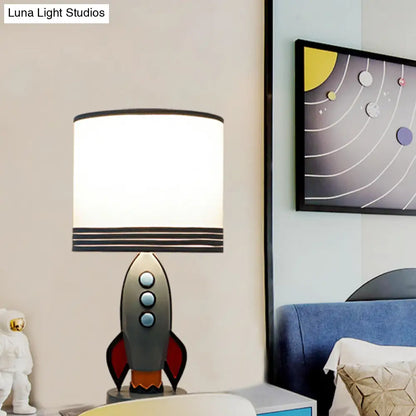 Lámpara de mesa infantil Blue Rocket con pantalla cilíndrica para habitación infantil - Lámpara de mesa de resina