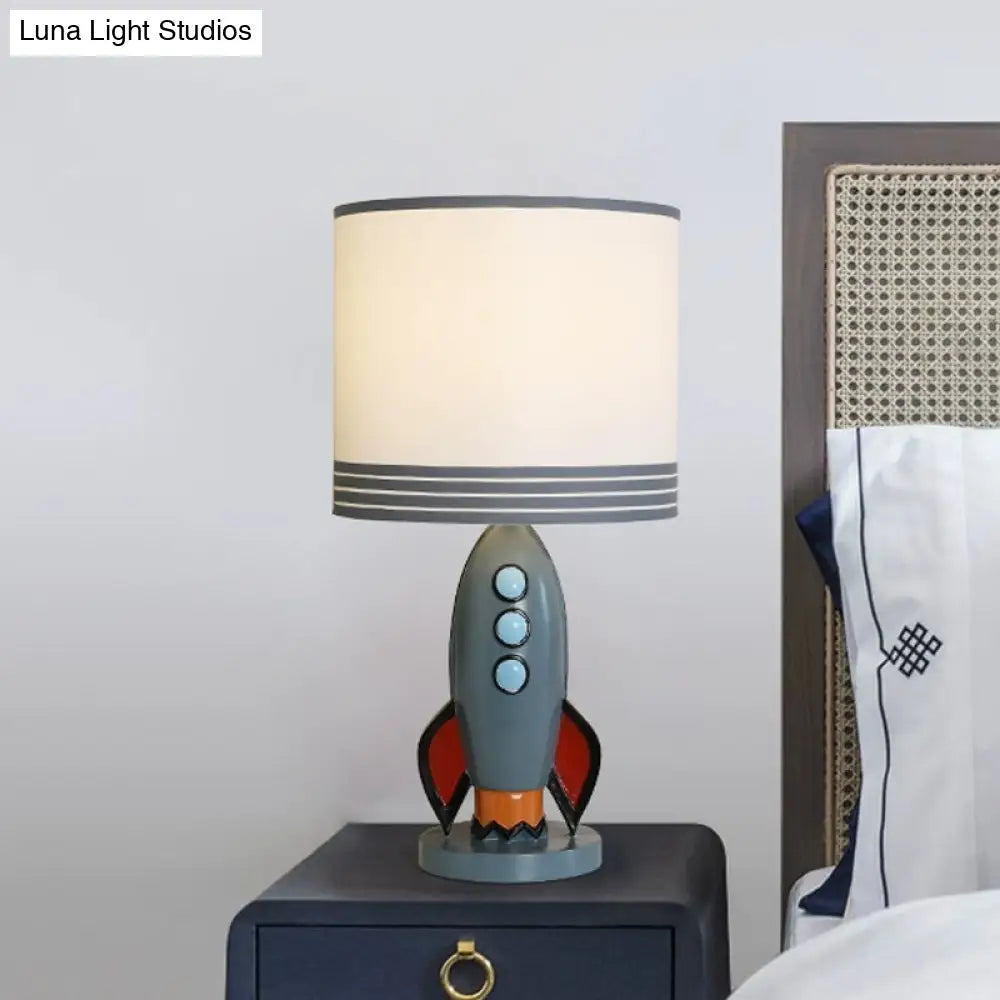 Lámpara de mesa infantil Blue Rocket con pantalla cilíndrica para habitación infantil - Lámpara de mesa de resina