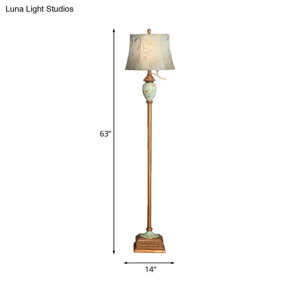 Lámpara de pie rústica azul con pantalla estampada con motivos de enredaderas curvas