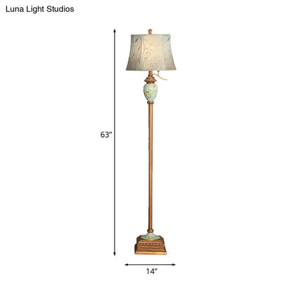 Lámpara de pie rústica azul con pantalla estampada con motivos de enredaderas curvas