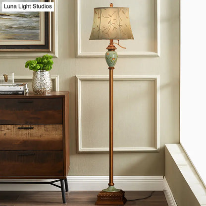 Lámpara de pie rústica azul con pantalla estampada con motivos de enredaderas curvas