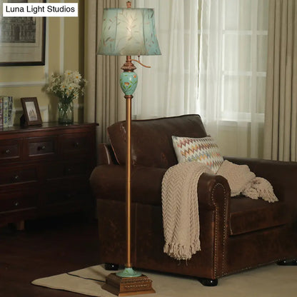 Lámpara de pie rústica azul con pantalla estampada con motivos de enredaderas curvas