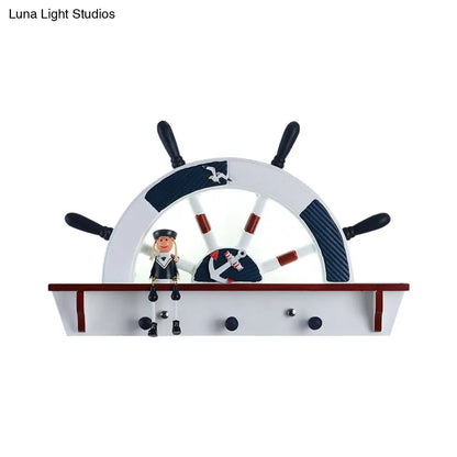 Aplique de pared LED Blue Sailor Mediterranean con timón de madera para montaje empotrado