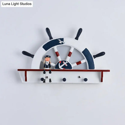 Aplique de pared LED Blue Sailor Mediterranean con timón de madera para montaje empotrado