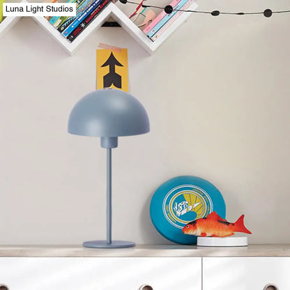 Lámpara de escritorio pequeña azul con pantalla metálica - Iluminación para estudio y tareas